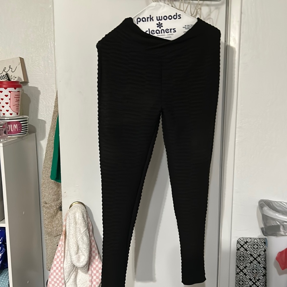 Women’s Black Ribbed leggings. Very Cute ☺️ sz M